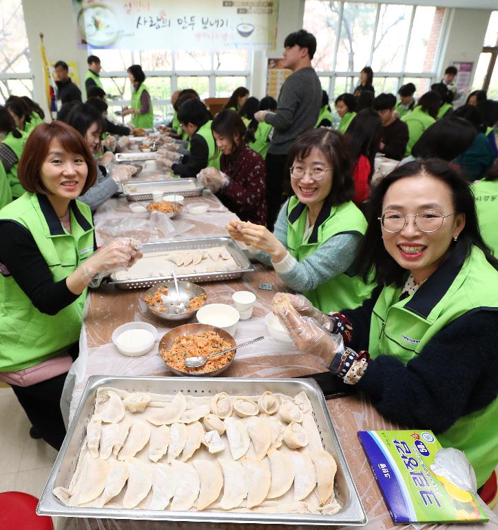 22일 설을 앞두고 강동송파교육지원청 관내 교직원 120여 명이 서울 송파구 잠현초등학교 구내식당에서 강동송파지역복지센터를 통해 인근 어르신들에게 전달 할 사랑의 만두를 빚고 있다. 