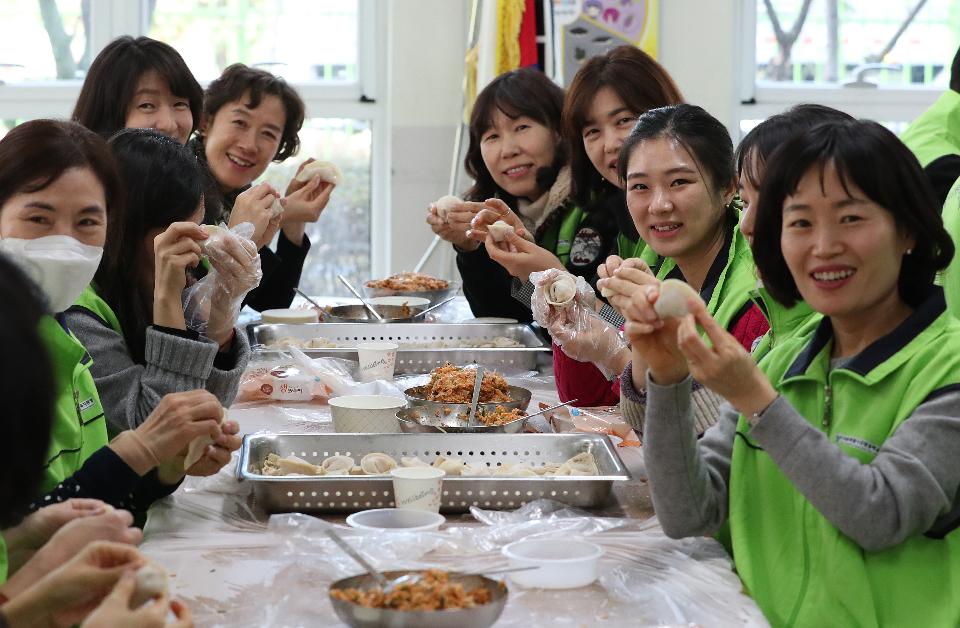 22일 설을 앞두고 강동송파교육지원청 관내 교직원 120여 명이 서울 송파구 잠현초등학교 구내식당에서 강동송파지역복지센터를 통해 인근 어르신들에게 전달 할 사랑의 만두를 빚고 있다. 