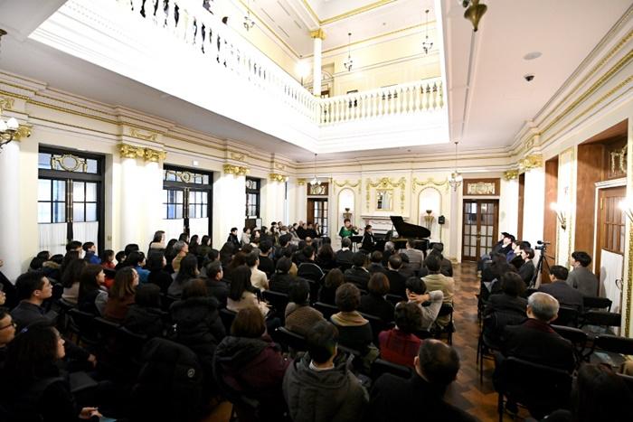 <p>문화재청 궁능유적본부 덕수궁관리소는 덕수궁 석조전에서 정경화와 함께하는 「덕수궁 신년 음악회」를 21일 오후 5시에 개최하였다.<br>덕수궁관리소가 2020년을 여는 첫 행사로 기획한 「덕수궁 신년 음악회」는 세계무대에서 최고 수준의 예술성을 인정받은 바이올린 연주자 정경화와 한국을 대표하는 차세대 피아노 연주자 김태형이 출연했다.</p>