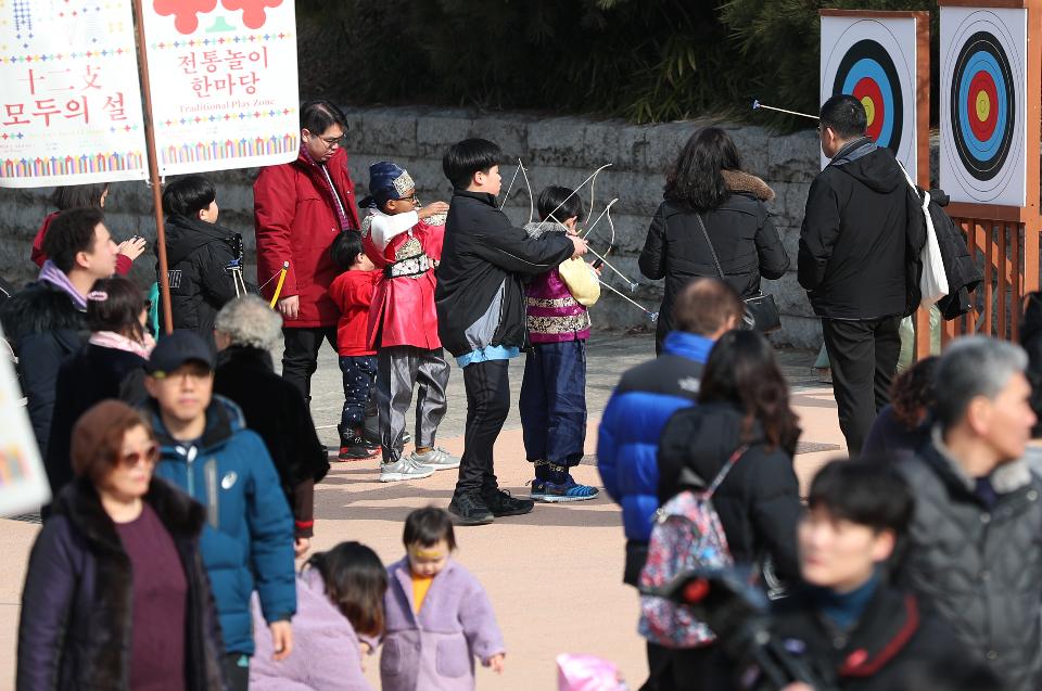 25일 설날을 맞아 남산골 한옥마을에서 차례지내는 이야기, 길놀이 공연 및 전통놀이 체험 공간, 소원지 쓰기 등 다양한 행사가 마련되어 한옥마을을 방문한 시민들이 가족들과 즐거운 시간을 보내고 있다. 