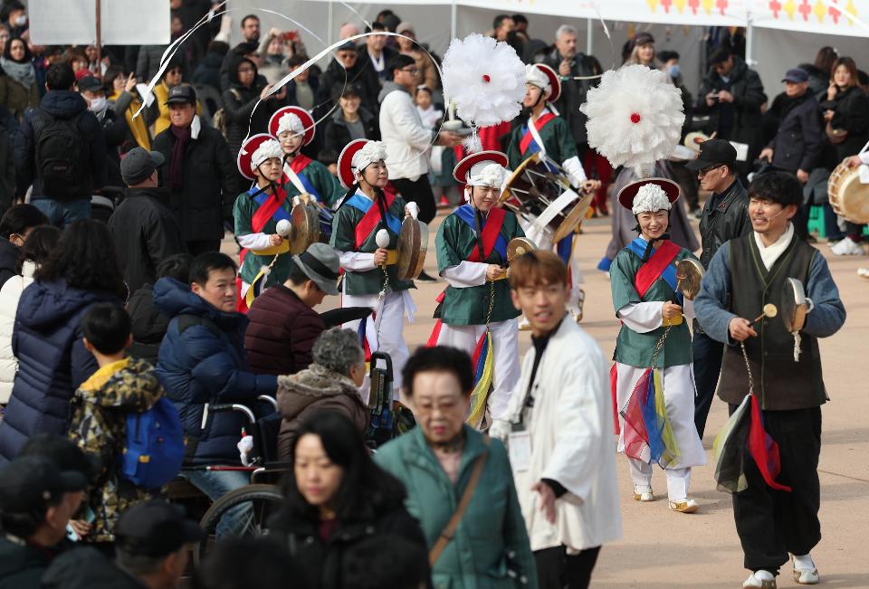 25일 설날을 맞아 남산골 한옥마을에서 차례지내는 이야기, 길놀이 공연 및 전통놀이 체험 공간, 소원지 쓰기 등 다양한 행사가 마련되어 한옥마을을 방문한 시민들이 가족들과 즐거운 시간을 보내고 있다. 