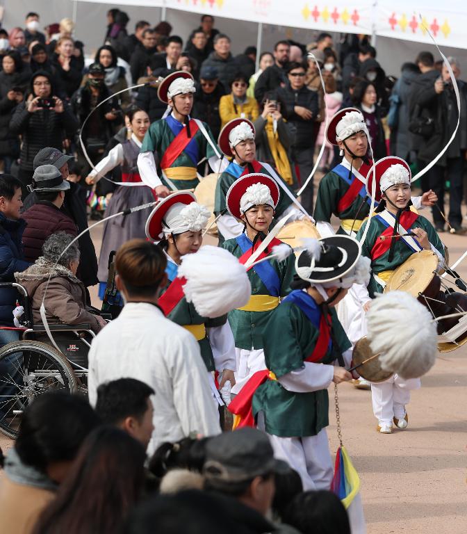 25일 설날을 맞아 남산골 한옥마을에서 차례지내는 이야기, 길놀이 공연 및 전통놀이 체험 공간, 소원지 쓰기 등 다양한 행사가 마련되어 한옥마을을 방문한 시민들이 가족들과 즐거운 시간을 보내고 있다. 