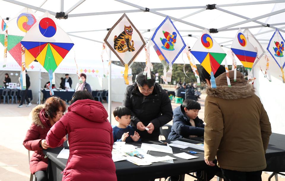 25일 설날을 맞아 남산골 한옥마을에서 차례지내는 이야기, 길놀이 공연 및 전통놀이 체험 공간, 소원지 쓰기 등 다양한 행사가 마련되어 한옥마을을 방문한 시민들이 가족들과 즐거운 시간을 보내고 있다. 