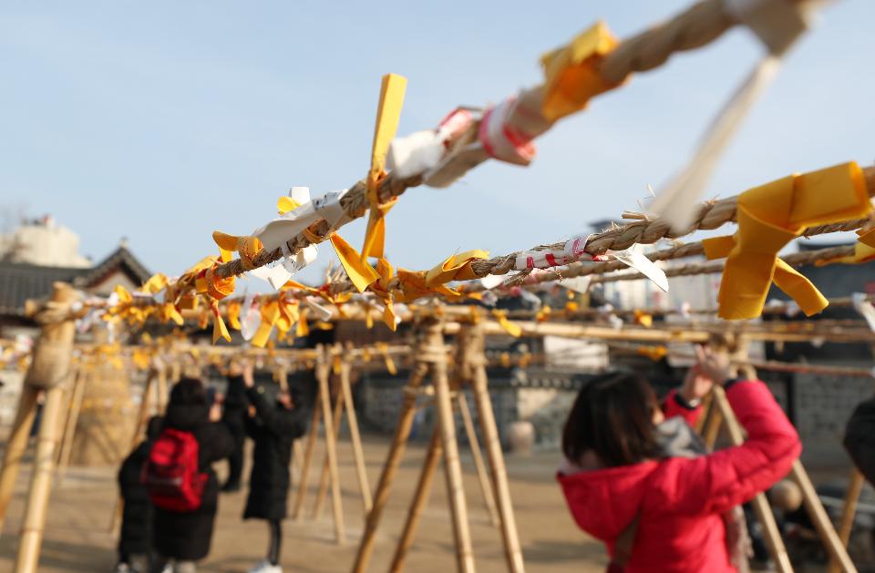 25일 설날을 맞아 남산골 한옥마을에서 차례지내는 이야기, 길놀이 공연 및 전통놀이 체험 공간, 소원지 쓰기 등 다양한 행사가 마련되어 한옥마을을 방문한 시민들이 가족들과 즐거운 시간을 보내고 있다. 