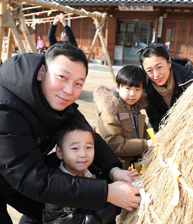 25일 설날을 맞아 남산골 한옥마을에서 차례지내는 이야기, 길놀이 공연 및 전통놀이 체험 공간, 소원지 쓰기 등 다양한 행사가 마련되어 한옥마을을 방문한 시민들이 가족들과 즐거운 시간을 보내고 있다. 