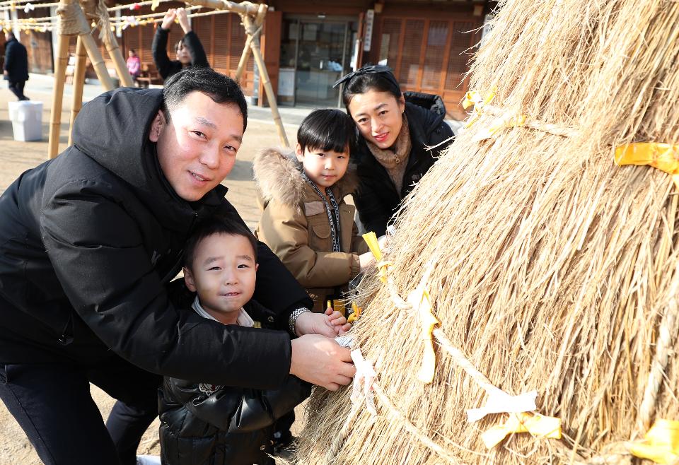 25일 설날을 맞아 남산골 한옥마을에서 차례지내는 이야기, 길놀이 공연 및 전통놀이 체험 공간, 소원지 쓰기 등 다양한 행사가 마련되어 한옥마을을 방문한 시민들이 가족들과 즐거운 시간을 보내고 있다. 