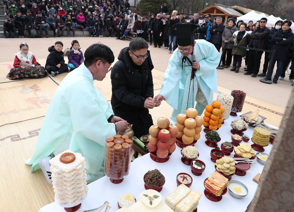 25일 설날을 맞아 남산골 한옥마을에서 차례지내는 이야기, 길놀이 공연 및 전통놀이 체험 공간, 소원지 쓰기 등 다양한 행사가 마련되어 한옥마을을 방문한 시민들이 가족들과 즐거운 시간을 보내고 있다. 