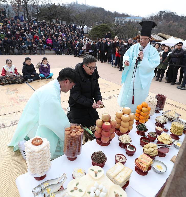 25일 설날을 맞아 남산골 한옥마을에서 차례지내는 이야기, 길놀이 공연 및 전통놀이 체험 공간, 소원지 쓰기 등 다양한 행사가 마련되어 한옥마을을 방문한 시민들이 가족들과 즐거운 시간을 보내고 있다. 