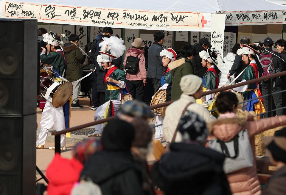 25일 설날을 맞아 남산골 한옥마을에서 차례지내는 이야기, 길놀이 공연 및 전통놀이 체험 공간, 소원지 쓰기 등 다양한 행사가 마련되어 한옥마을을 방문한 시민들이 가족들과 즐거운 시간을 보내고 있다. 