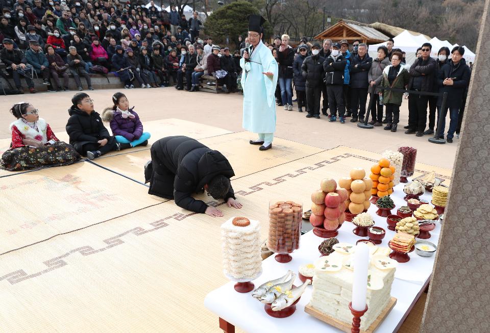 25일 설날을 맞아 남산골 한옥마을에서 차례지내는 이야기, 길놀이 공연 및 전통놀이 체험 공간, 소원지 쓰기 등 다양한 행사가 마련되어 한옥마을을 방문한 시민들이 가족들과 즐거운 시간을 보내고 있다. 