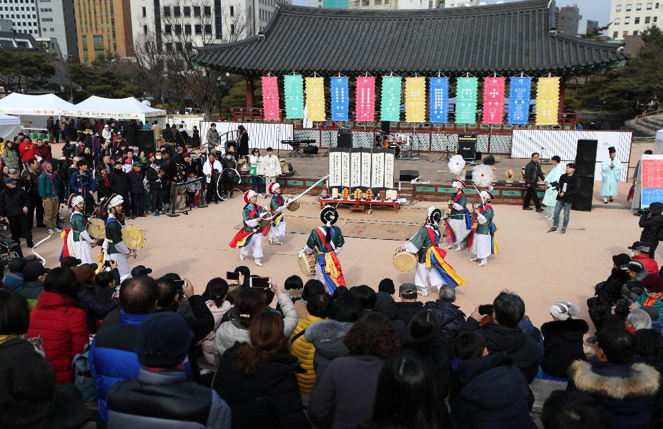 25일 설날을 맞아 남산골 한옥마을에서 차례지내는 이야기, 길놀이 공연 및 전통놀이 체험 공간, 소원지 쓰기 등 다양한 행사가 마련되어 한옥마을을 방문한 시민들이 가족들과 즐거운 시간을 보내고 있다. 