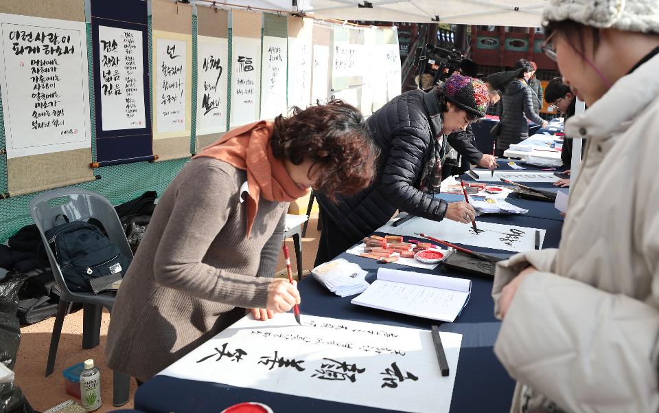 25일 설날을 맞아 남산골 한옥마을에서 차례지내는 이야기, 길놀이 공연 및 전통놀이 체험 공간, 소원지 쓰기 등 다양한 행사가 마련되어 한옥마을을 방문한 시민들이 가족들과 즐거운 시간을 보내고 있다. 