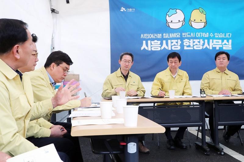 진영 장관이 13일 오전 ‘코로나19’ 자가격리 관리실태 등을 점검하기 위해 경기도 시흥시장 현장집무실을 방문하여 방역 관계자들의 건의 및 애로사항 등을 청취하는 간담회를 하고 있다. 