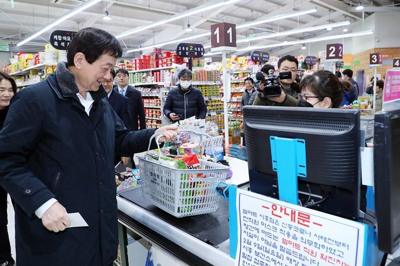 진영 장관이 13일 오전 경기도 시흥시 소재 ‘코로나19’ 자가격리 관리실태 현장 점검을 한 뒤 지역경제 활성화를 위한 마트에서 물품을 구입하고 있다. 