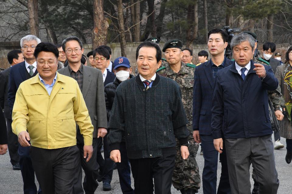 <p>정세균 국무총리가 13일 신종 코로나바이러스 감염증(코로나19) 발원지인 중국 후베이성 우한에서 귀국한 교민들이 머무는 임시 생활시설인 경기 이천의 국방어학원을 방문, 현장 점검 및 관계자를 격려하고 있다.</p>