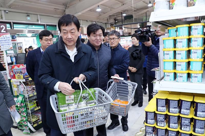 진영 장관이 13일 오전 경기도 시흥시 소재 ‘코로나19’ 자가격리 관리실태 현장 점검을 한 뒤 지역경제 활성화를 위한 마트에서 물품을 구입하고 있다. 