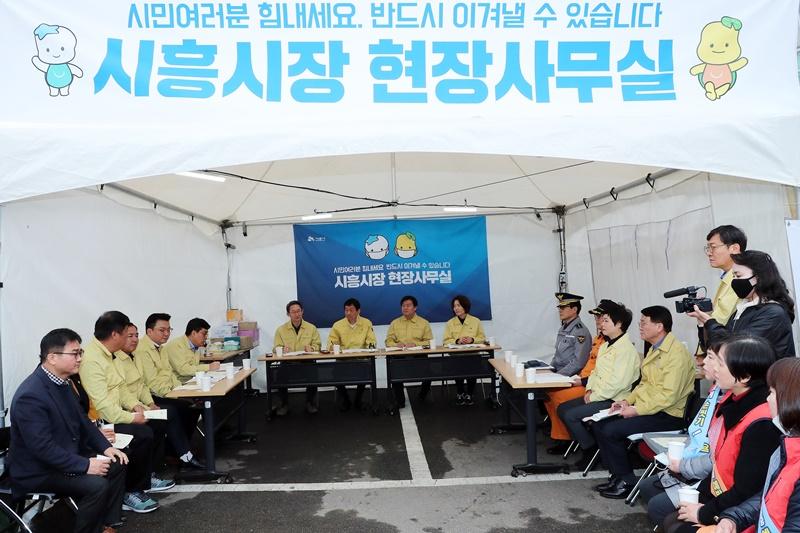 진영 장관이 13일 오전 ‘코로나19’ 자가격리 관리실태 등을 점검하기 위해 경기도 시흥시장 현장집무실을 방문하여 방역 관계자들의 건의 및 애로사항 등을 청취하는 간담회를 하고 있다. 