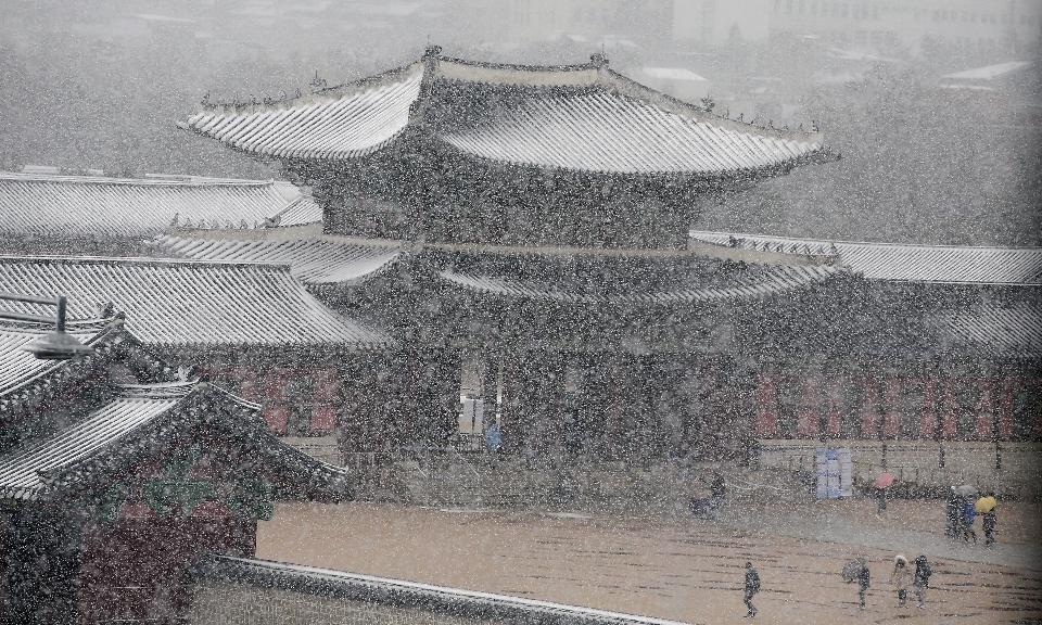 16일 서울, 경기 대설주의보가 내려진 가운데 경복궁에 눈이 내리고 있다.