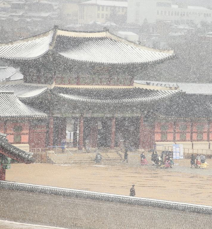 16일 서울, 경기 대설주의보가 내려진 가운데 경복궁에 눈이 내리고 있다.