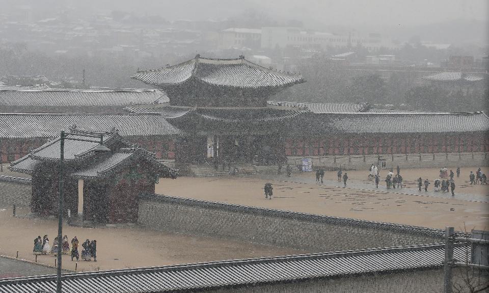 16일 서울, 경기 대설주의보가 내려진 가운데 경복궁에 눈이 내리고 있다.