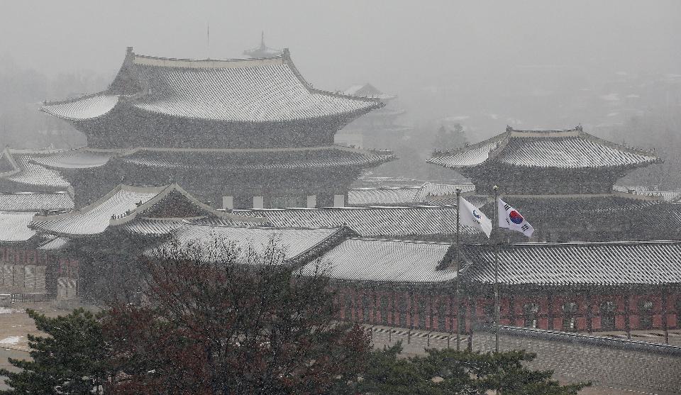 16일 서울, 경기 대설주의보가 내려진 가운데 경복궁에 눈이 내리고 있다.