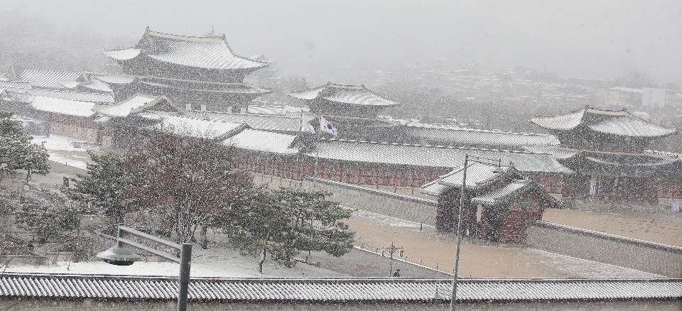 16일 서울, 경기 대설주의보가 내려진 가운데 경복궁에 눈이 내리고 있다.