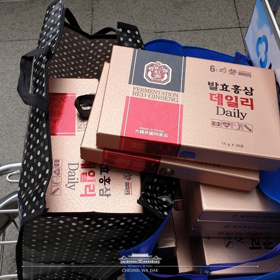 <p>문재인 대통령이 지난 12일 남대문시장 방문 시 구매한 홍삼 제품 30상자를 방역에 매진하고 있는 질병관리본부에 보내 직원들을 격려한 데 이어 13일 오후 홍삼 제품 50상자를 인천공항 검역소에도 전달해 직원들을 격려했다. (사진출처 : 청와대 페이스북)</p>