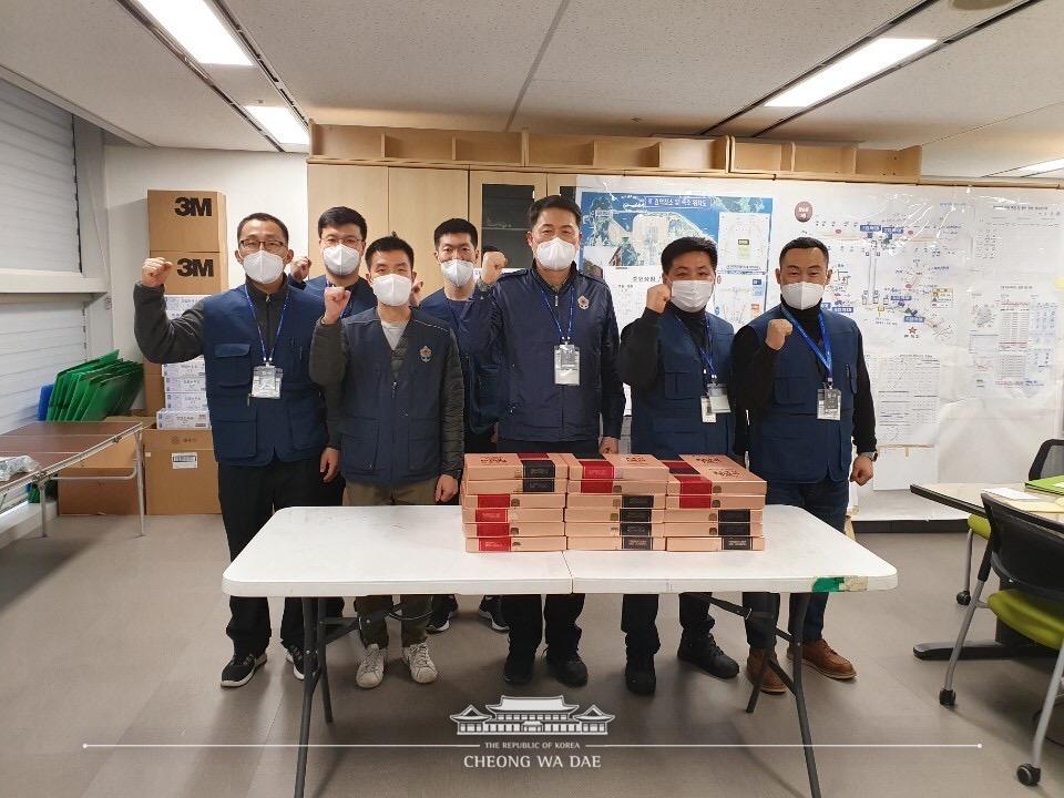 <p>문재인 대통령이 지난 12일 남대문시장 방문 시 구매한 홍삼 제품 30상자를 방역에 매진하고 있는 질병관리본부에 보내 직원들을 격려한 데 이어 13일 오후 홍삼 제품 50상자를 인천공항 검역소에도 전달해 직원들을 격려했다. (사진출처 : 청와대 페이스북)</p>
