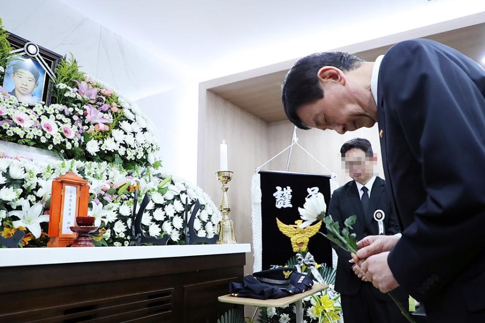 진영 장관이 16일 오후 서울 송파구 국립경찰병원 장례식장에 마련된 고(故) 유재국 경위의 빈소를 찾아 조문하고 있다. 한강경찰대 소속 수상구조요원인 유 경위는 지난 15일 한강에서 투신한 실종자를 수색하던 중 불의의 사고를 당했다.