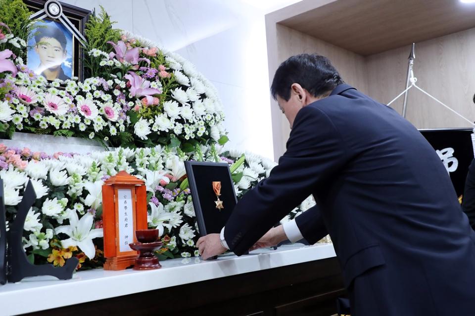 진영 장관이 16일 오후 서울 송파구 국립경찰병원 장례식장에 마련된 고(故) 유재국 경위의 빈소를 찾아 고인에게 옥조근정훈장을 수여하고 있다. 한강경찰대 소속 수상구조요원인 유 경위는 지난 15일 한강에서 투신한 실종자를 수색하던 중 불의의 사고를 당했다.

