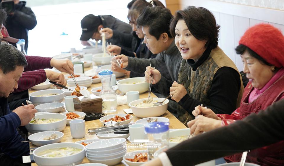 문재인 대통령의 부인 김정숙 여사가 18일 오후 신종 코로나바이러스 감염증(코로나19)으로 위축된 소비심리 활성화를 위해 서울 중랑구 동원전통종합시장을 방문, 상인들과 점심 식사를 하고 있다.