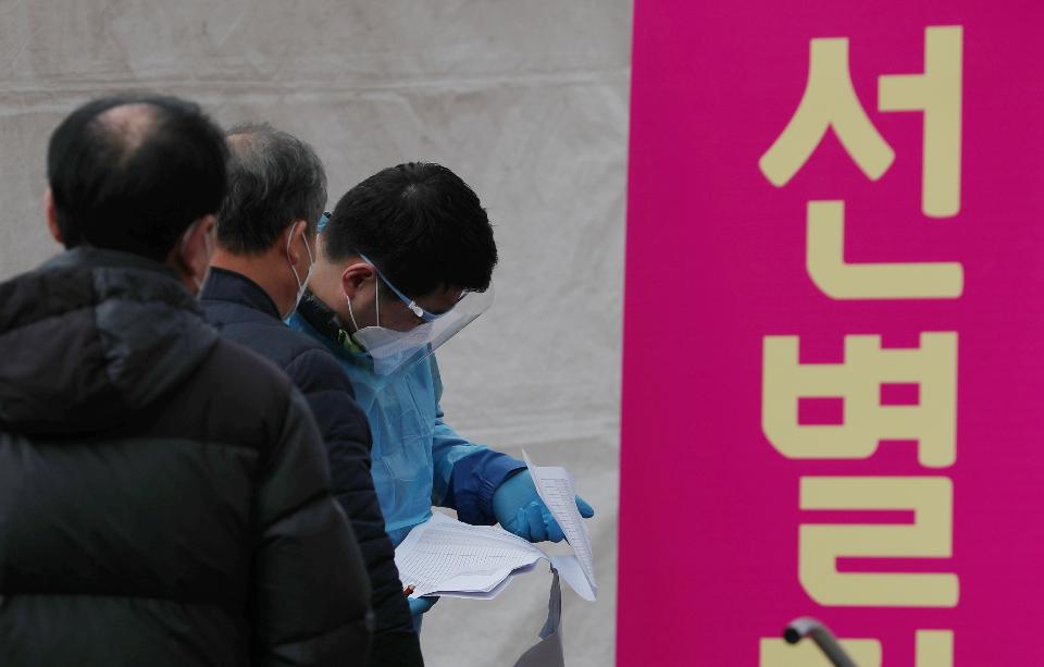 26일 오후 서울 강동구 명성교회 앞에 설치된 코로나19 관련 선별진료소에서 의료진 및 관계자들이 문진과 검채 작업을 진행하고 있다. 
