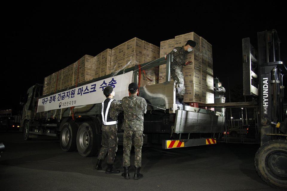 <p>26일 육군2작전사령부 예하 5군수지원사령부 소속의 11톤 트럭에 대구·경북 긴급 지원용 마스크 박스가 적재되고 있다. 이날 육군은 군용 트럭 10대를 이용해 경북 문경에서 대구 월드컵경기장까지 정부지원 마스크 110만 장의 수송을 지원했다.</p>