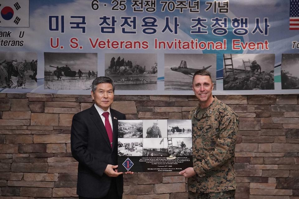 정경두 국방부장관이 2월 26일(현지시간) 카스텔비 미 1해병사단장에게 장진호전투 기념액자를 증정하고 있다.
