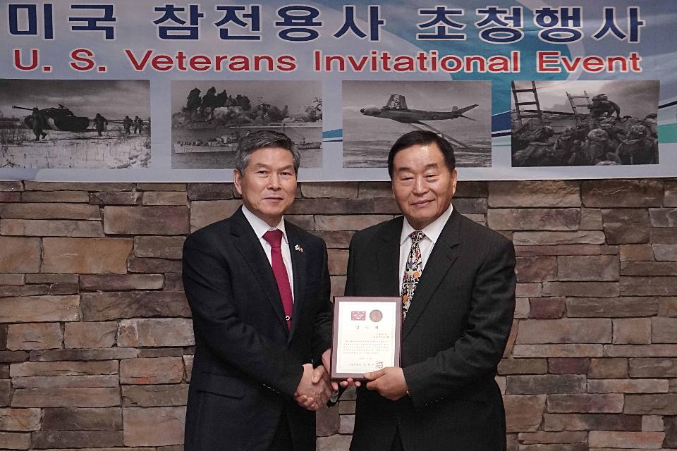 정경두 국방부장관이 2월 26일(현지시간) 주 로스앤젤레스(Los Angeles) 대한민국 총영사관과 함께 개최한 참전용사 초청행사에서 박용주 미 해병의 집 회장에게 감사패를 전달하고 있다.