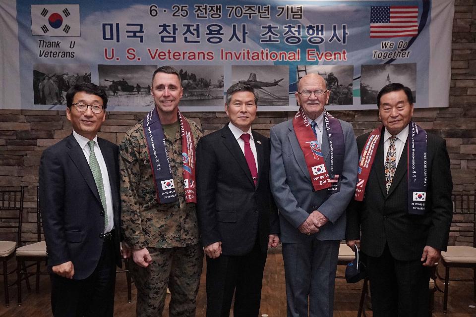 정경두 국방부장관이 2월 26일(현지시간) 주 로스앤젤레스(Los Angeles) 대한민국 총영사관과 함께 개최한 참전용사 초청행사에서 LA 지부 재향군인회 임원들과 기념촬영을 하고 있다.<br>
사진은 왼쪽부터 주 로스앤젤레스(Los Angeles) 대한민국 총영사, 카스텔비 미 해병1사단장, 국방부장관, 맥모나글 예비역 해병 소장, 박용주 미 해병의 집 회장