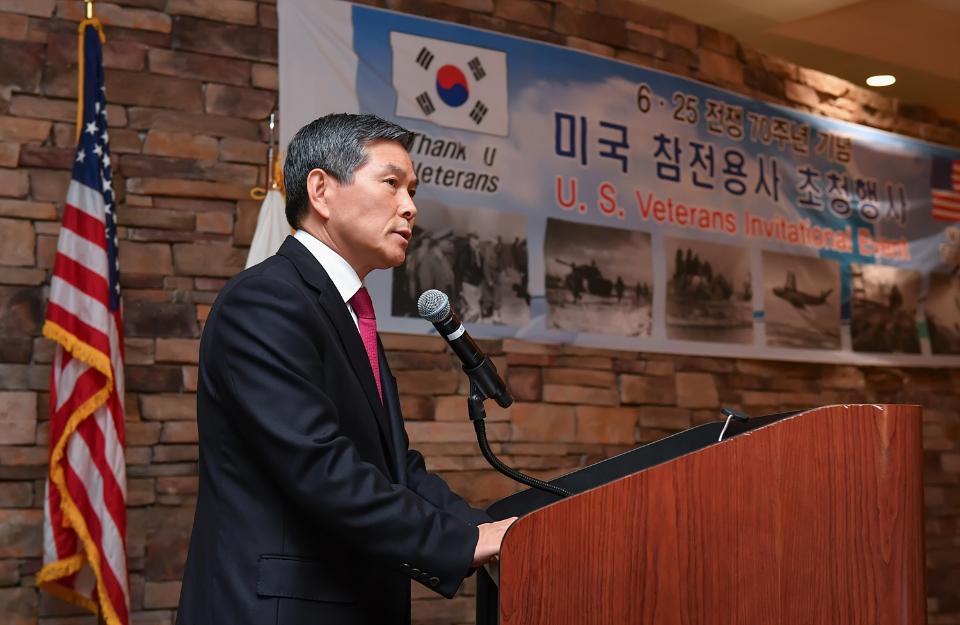 정경두 국방부장관은 2월 26일(현지시간) 미 캠프 펜들턴 기지(미 1해병 사단)에서 참전용사 초청행사를 개최하고 인사말을 하고 있다. 
