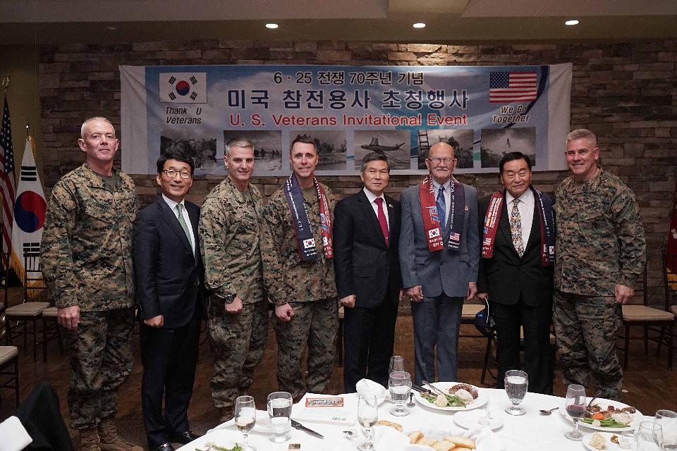 정경두 국방부장관이 26일(현지시간) 주 로스앤젤레스 대한민국 총영사관과 함께 개최한 참전용사 초청행사에서 추모행사 참가자 및 미 해병 주요 지휘관들과 기념촬영을 하고 있다.