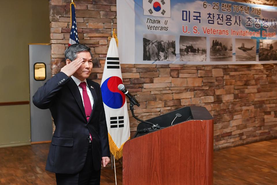 정경두 국방부장관이 2월 26일(현지시간) 미 캠프 펜들턴 기지(미 1해병 사단)에서 6.25전쟁 참전용사들에게 경례하고 있다. 

