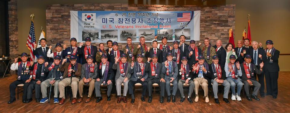 정경두 국방부장관이 2월 26일(현지시간) 미 캠프 펜들턴 기지(미 1해병 사단)에서 6.25전쟁 참전용사들과 미 1해병기동군 지휘관들과 함께 기념촬영을 하고 있다.