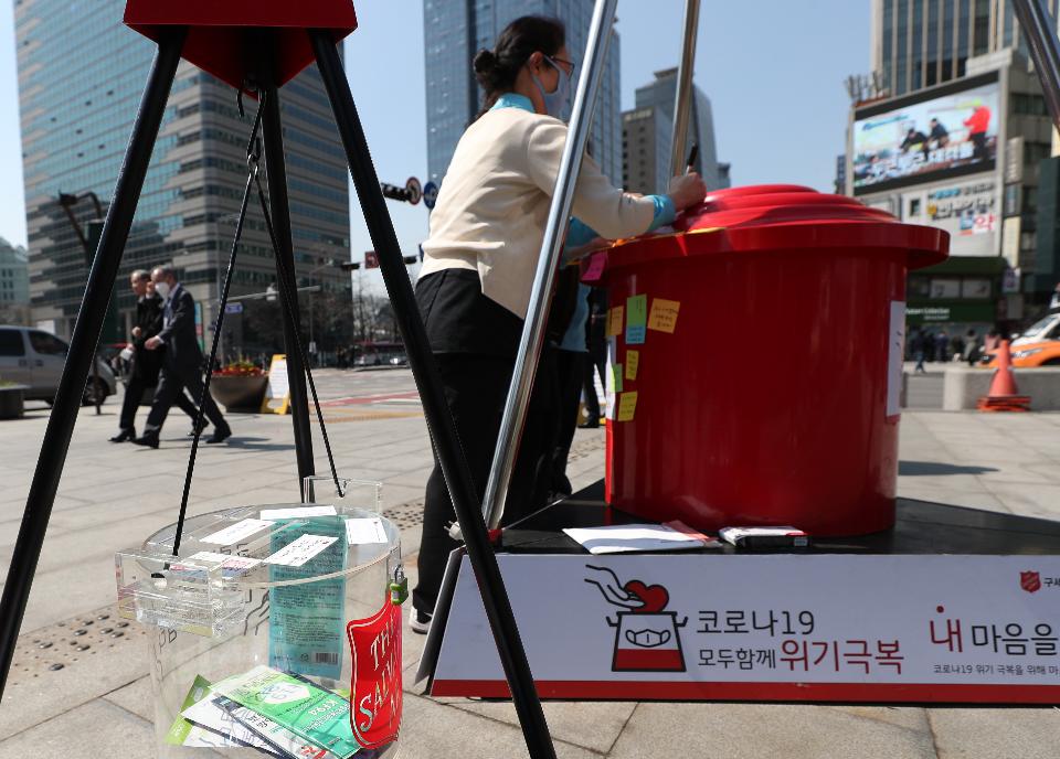 구세군 자선냄비본부에서 마스크 기부 캠페인을 위해 서울 광화문 남측광장에 자선냄비를 설치하였다. 24일 오전 시민들이 마스크 대신 기부금과 응원 메시지를 남기고 있다. 캠페인은 3월 31일까지 진행되며 기부된 마스크는 환경 미화원, 경비원 등 사회 서비스 종사자들에게 전달될 예정이다.