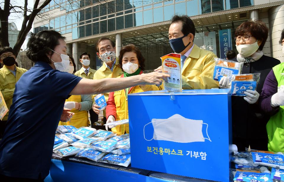 <p>정세균 국무총리가 25일 서울 동화면세점 앞에서 진행된 보건용 마스크를 더 필요한 곳에 양보하자는 취지의 '착한 마스크 캠페인'에 참여, 마스크 기부 및 시민들에게 마스크를 나눠주고 있다.</p>
