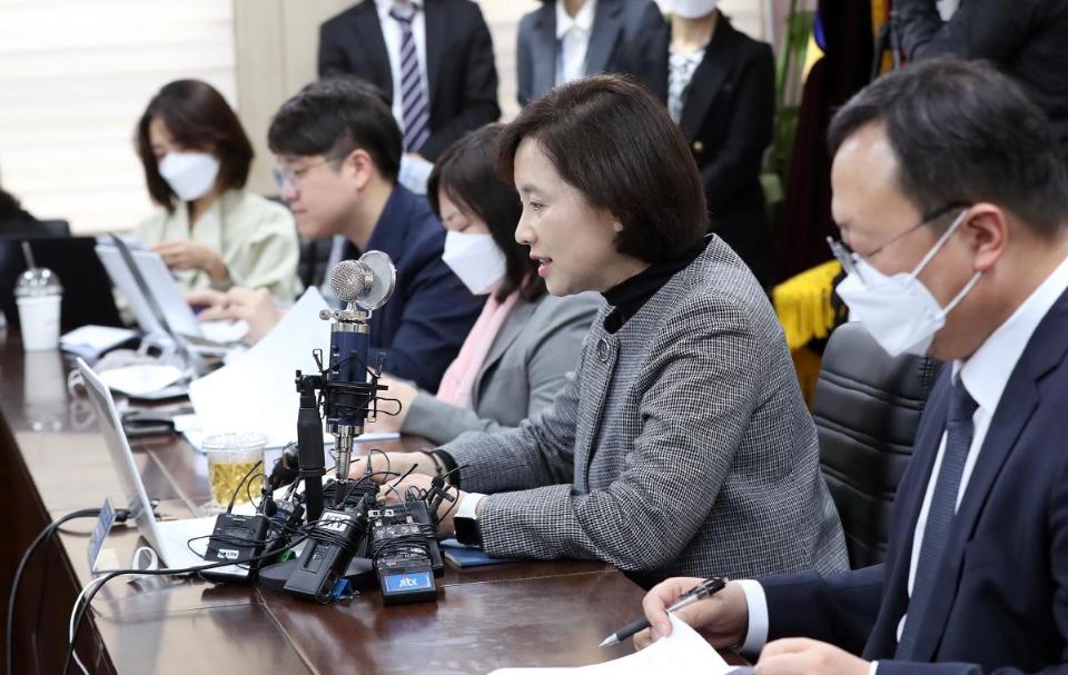 <p>유은혜 사회부총리 겸 교육부 장관은 3월 25일(수) 교육 시설재난공제회에서 원격교육 지원계획을 발표하며 교육부-시도교육청-한국교육학술정보원-한국교육 방송공사 간의 온라인 업무 협약식을 개최하였다. 원격으로 이루어지는 수업을 학교의 수업일수·시수로 인정하는 방안을 적극 검토하면서, 감염증 상황에 따라 등교 개학과 온라인 개학을 동시에 추진하는 방안도 고려하는 등 코로나19로 인한 위기를 미래 교육의 기회로 만들기 위한 대책을 추진하였다.</p>