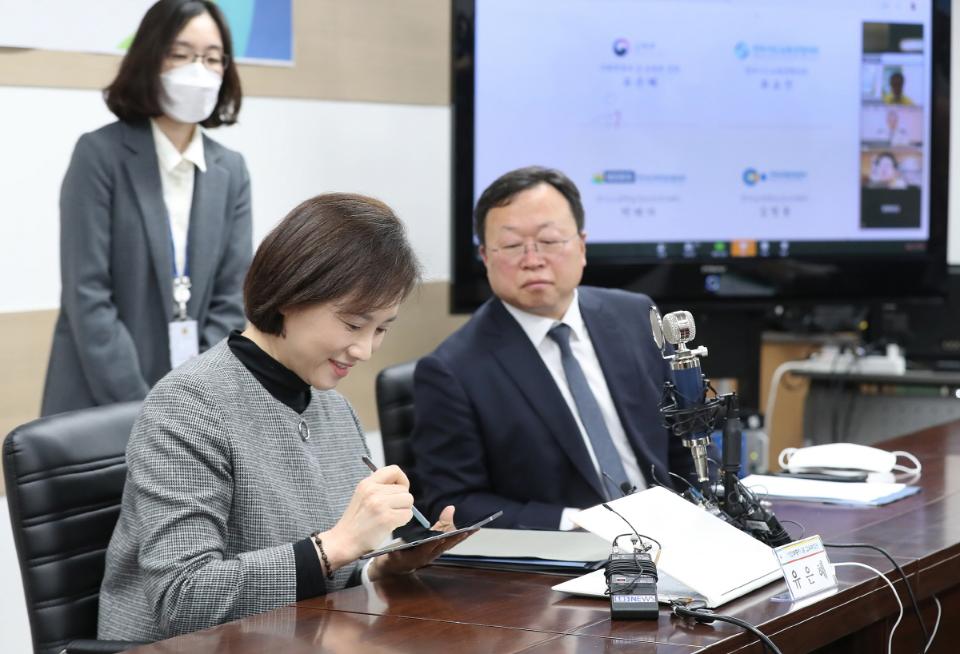 <p>유은혜 사회부총리 겸 교육부 장관은 3월 25일(수) 교육 시설재난공제회에서 원격교육 지원계획을 발표하며 교육부-시도교육청-한국교육학술정보원-한국교육 방송공사 간의 온라인 업무 협약식을 개최하였다. 원격으로 이루어지는 수업을 학교의 수업일수·시수로 인정하는 방안을 적극 검토하면서, 감염증 상황에 따라 등교 개학과 온라인 개학을 동시에 추진하는 방안도 고려하는 등 코로나19로 인한 위기를 미래 교육의 기회로 만들기 위한 대책을 추진하였다.</p>
