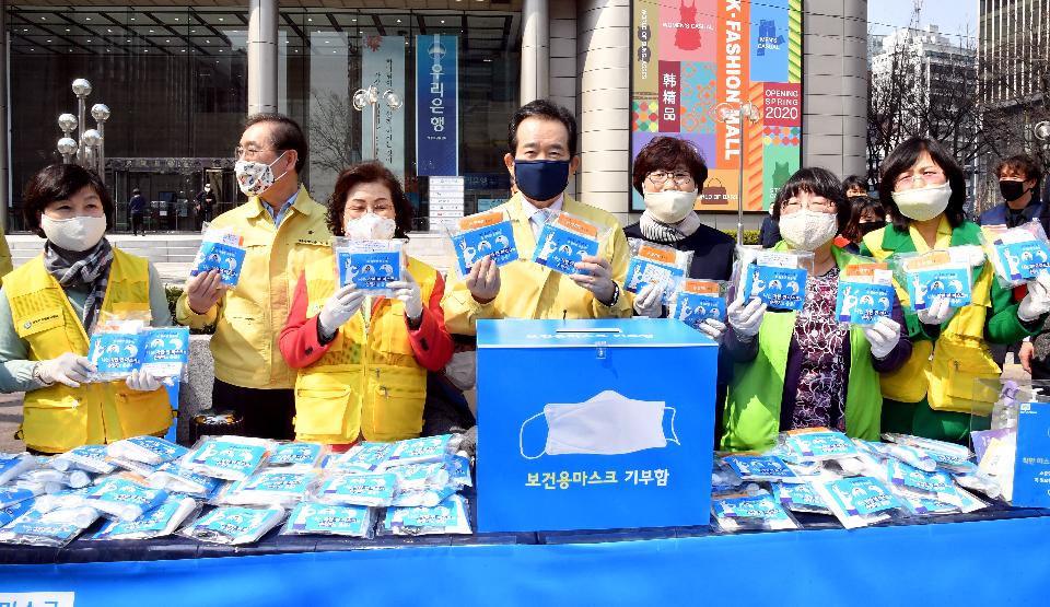 <p>정세균 국무총리가 25일 서울 동화면세점 앞에서 진행된 보건용 마스크를 더 필요한 곳에 양보하자는 취지의 '착한 마스크 캠페인'에 참여, 마스크 기부 및 시민들에게 마스크를 나눠주고 있다.</p>