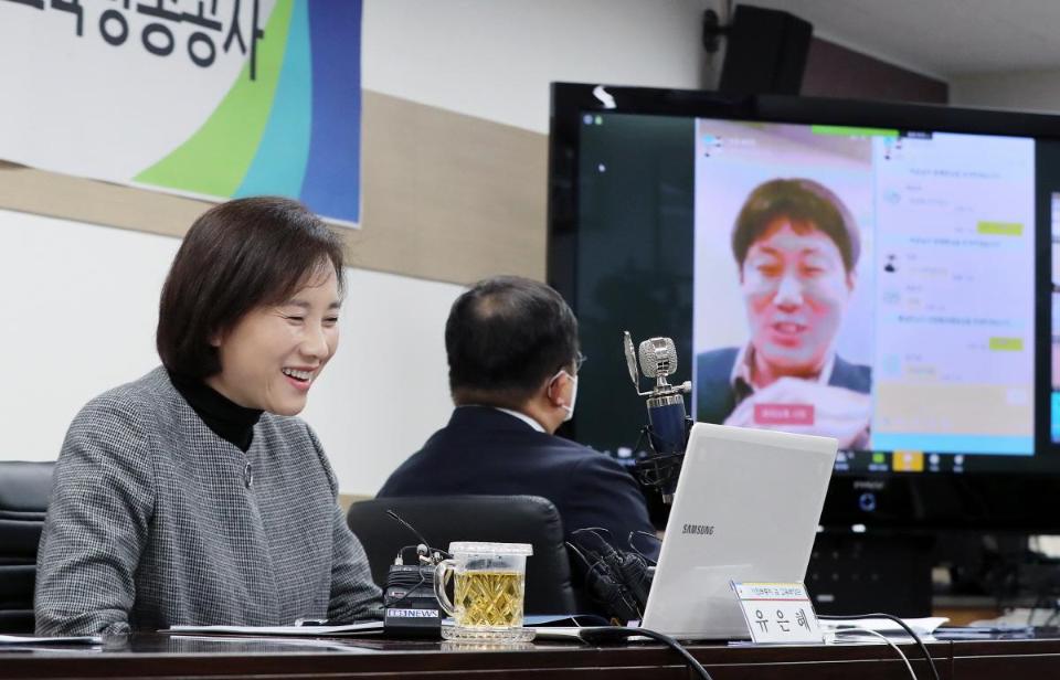 <p>유은혜 사회부총리 겸 교육부 장관은 3월 25일(수) 교육 시설재난공제회에서 원격교육 지원계획을 발표하며 교육부-시도교육청-한국교육학술정보원-한국교육 방송공사 간의 온라인 업무 협약식을 개최하였다. 원격으로 이루어지는 수업을 학교의 수업일수·시수로 인정하는 방안을 적극 검토하면서, 감염증 상황에 따라 등교 개학과 온라인 개학을 동시에 추진하는 방안도 고려하는 등 코로나19로 인한 위기를 미래 교육의 기회로 만들기 위한 대책을 추진하였다.</p>