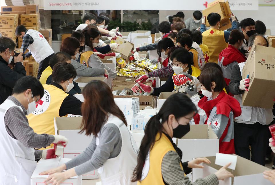 27일 서울 성동구 대한적십자사 서울특별시지사에서 대한적십자 직원 및 봉사자들이 코로나19 대응 서울시내 재난취약계층에게 전달할 긴급구호품을 제작하고 있다. 이날 주부식 14종 및 마스크 9개가 들어간 900박스를 제작했으며 3월 25일부터 오늘까지 5,000박스 제작을 완료할 예정이다.