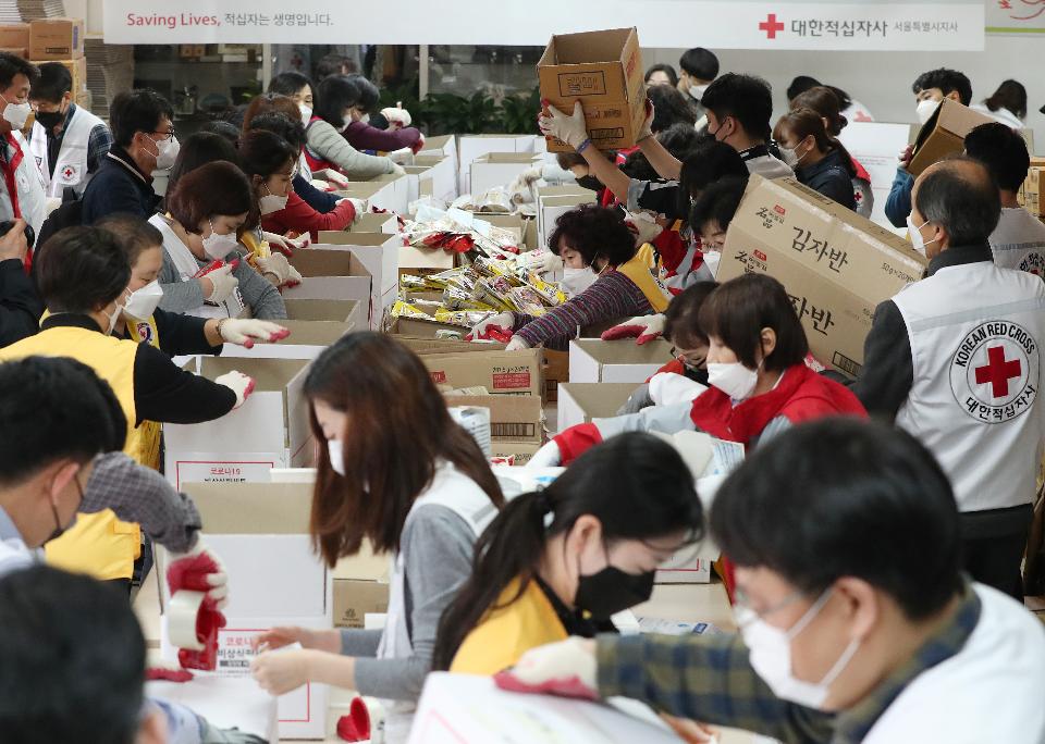 27일 서울 성동구 대한적십자사 서울특별시지사에서 대한적십자 직원 및 봉사자들이 코로나19 대응 서울시내 재난취약계층에게 전달할 긴급구호품을 제작하고 있다. 이날 주부식 14종 및 마스크 9개가 들어간 900박스를 제작했으며 3월 25일부터 오늘까지 5,000박스 제작을 완료할 예정이다.