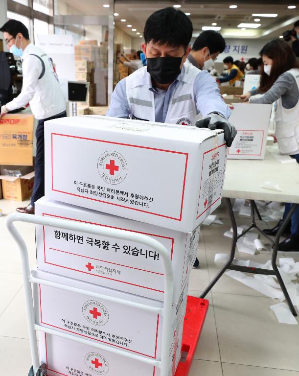 27일 서울 성동구 대한적십자사 서울특별시지사에서 대한적십자 직원 및 봉사자들이 코로나19 대응 서울시내 재난취약계층에게 전달할 긴급구호품을 제작하고 있다. 이날 주부식 14종 및 마스크 9개가 들어간 900박스를 제작했으며 3월 25일부터 오늘까지 5,000박스 제작을 완료할 예정이다.