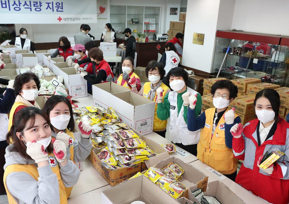 27일 서울 성동구 대한적십자사 서울특별시지사에서 대한적십자 직원 및 봉사자들이 코로나19 대응 서울시내 재난취약계층에게 전달할 긴급구호품을 제작하고 있다. 이날 주부식 14종 및 마스크 9개가 들어간 900박스를 제작했으며 3월 25일부터 오늘까지 5,000박스 제작을 완료할 예정이다.